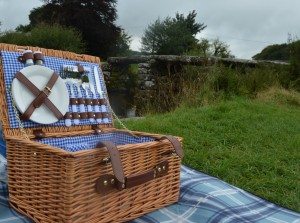 Vonshef wicker picnic hamper